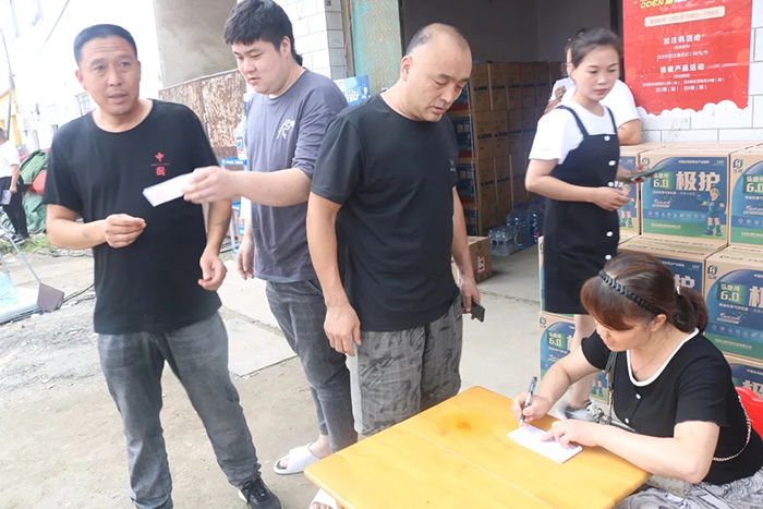 卡友搶購(gòu)現(xiàn)場(chǎng).jpg 卡友搶購(gòu)現(xiàn)場(chǎng).jpg